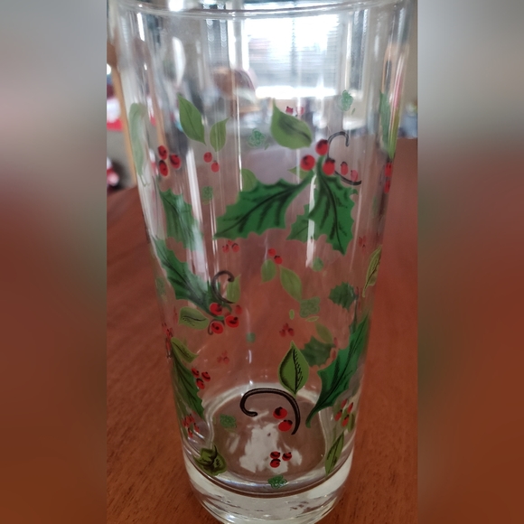 Vintage Christmas Drinking Glasses Hand Painted with Green and Red Holly - Picture 7 of 7
